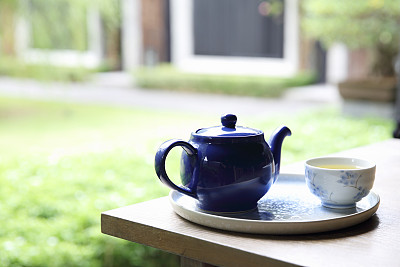 把茶倒进茶杯里，在近距离的中国和日本喝图片下载