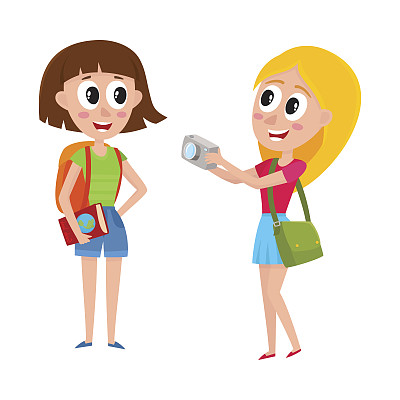 两个女孩，一起旅行的女游客，一个对着另一个摆姿势图片下载