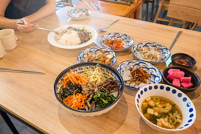 女性午餐在餐厅吃韩国传统食物图片下载