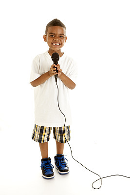 小男孩用麦克风表演。图片下载