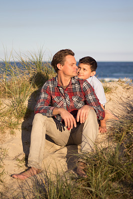 父亲和儿子在海滩上图片下载
