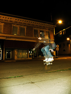 一个男人在晚上玩滑板的幽灵图片图片下载
