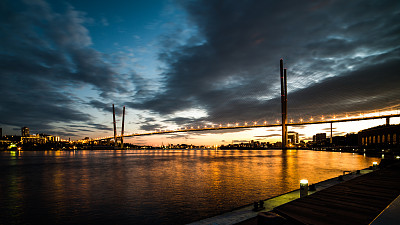 符拉迪沃斯托克。在夕阳下穿过金角湾的大桥。图片下载