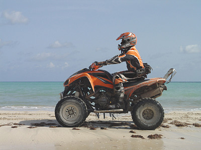 海地沙滩上的沙滩车图片下载