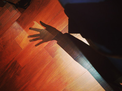 人体部位、手臂和手的阴影。图片下载