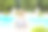 年轻漂亮的大码模特在泳池里戏水图片下载