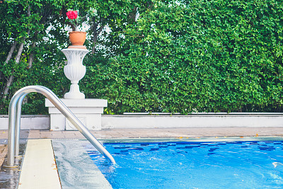 带楼梯的游泳池图片下载