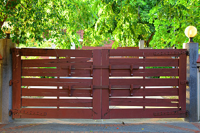 正门上有一扇古老的木门图片下载