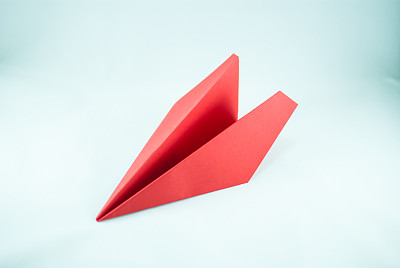 红纸飞机，白色背景，孤立。图片下载