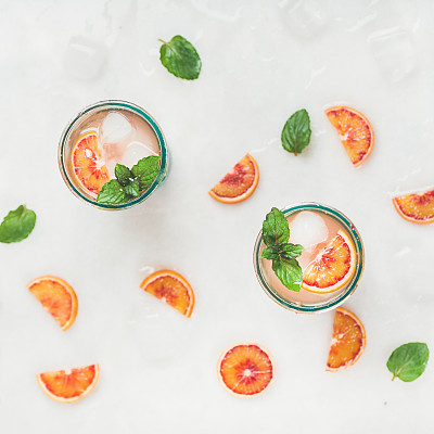 盛在杯子里的新鲜夏季柠檬汁，方形图片下载