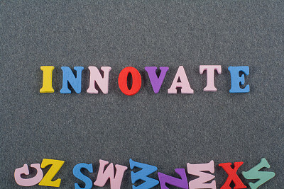 创新字黑板背景由彩色abc字母块木制字母组成，复制空间的广告文字。学习英语的概念图片下载