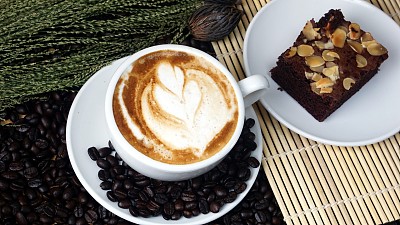 热卡布奇诺或拿铁咖啡和甜巧克力布朗尼蛋糕图片下载