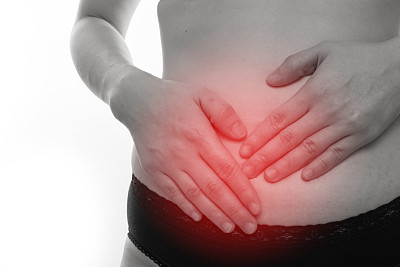 近女子手拍腹部孤立的白色背景。图片下载