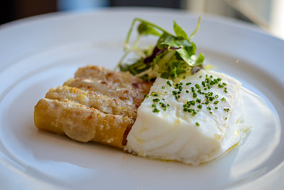 银鳕鱼，龙虾通心粉和piquillo酱图片下载