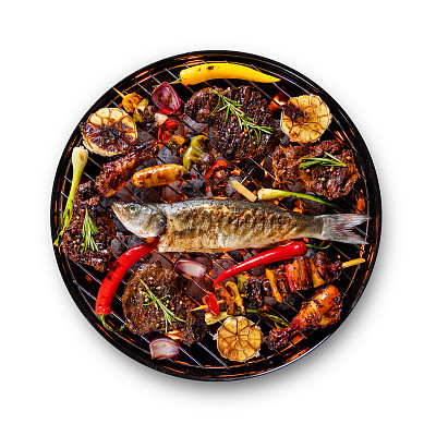 许多种肉放在烤架上，孤立在白色背景上图片下载