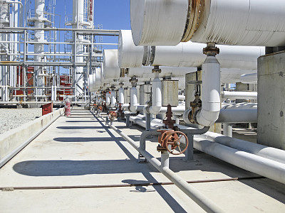 炼油厂的热交换器。炼油设备图片下载