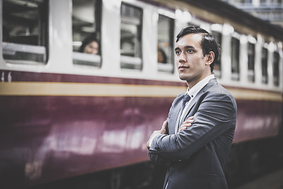 商人站着等火车，复古色调。图片下载