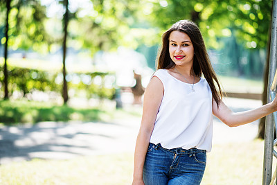 一个神奇的年轻模特女孩在一个阳光明媚的日子里摆姿势的特写照片。图片下载