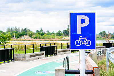 自行车标志停在路上图片下载