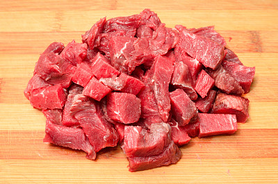 在木板上切成小块的红肉图片下载