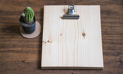 木制椅子和装饰桌子站在室内与木材穿孔图案墙图片下载