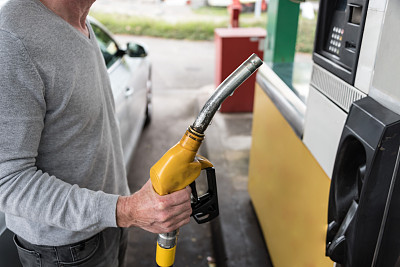 拿着燃油泵喷嘴的人素材图片