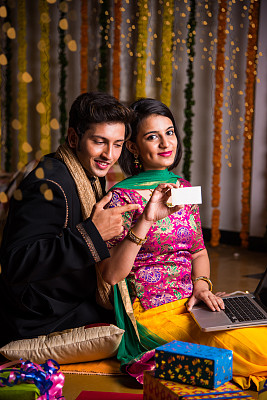 印度年轻夫妇庆祝排灯节图片下载