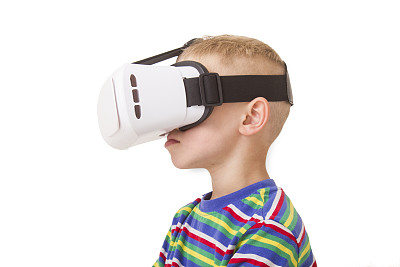 戴着VR眼镜的小男孩图片下载