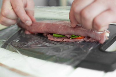 烹调肉类菜肴的过程图片下载