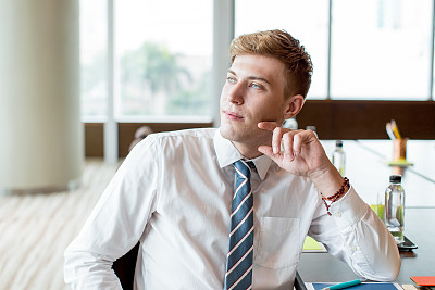 坐在会议桌前沉思的商人图片下载