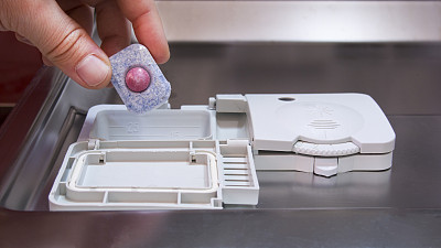 把药片清洁剂放入洗碗机图片下载