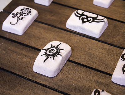 带有纹身图案的石头图片下载