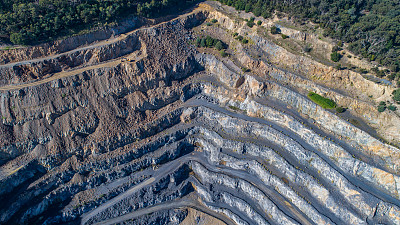 摇摇欲坠图片下载