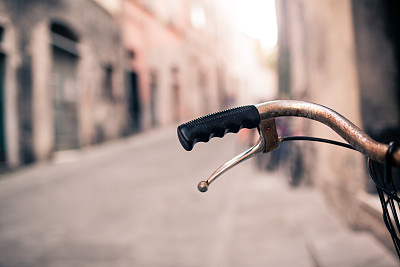 城市自行车车把，自行车越城模糊了美丽的城市图片下载