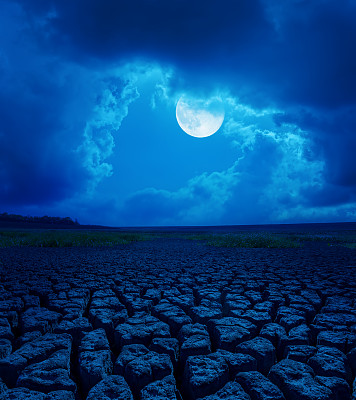 沙漠上空云中的满月图片下载