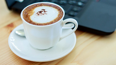 笔记本电脑和咖啡图片下载