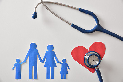 家庭医学的概念与骨镜和剪纸细节素材图片