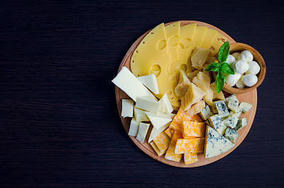 美味的开胃菜。板的奶酪。图片下载