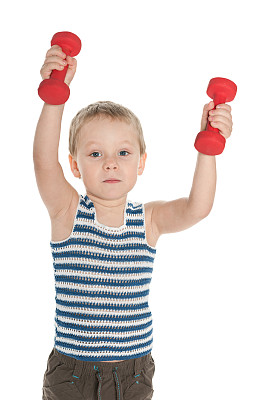 严肃的小男孩拿着哑铃图片下载