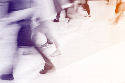 运动模糊了走路的人图片下载