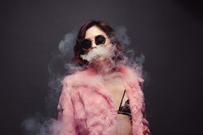 吸烟时尚年轻女子图片下载