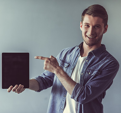 带着小玩意的帅哥图片下载