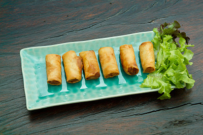 油炸中国传统春卷食品图片下载