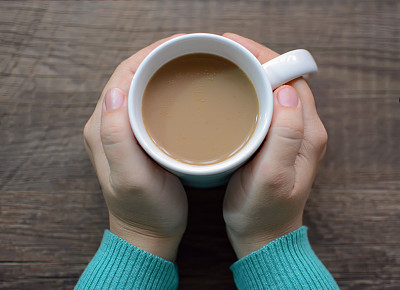 手里拿着咖啡杯图片下载