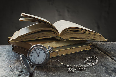 有旧怀表和书的静物画。图片下载