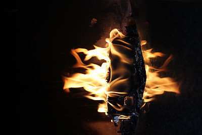 燃烧的日志图片下载