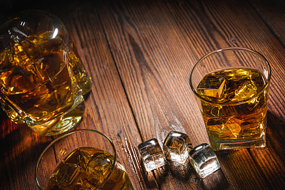 威士忌酒在木头上图片下载