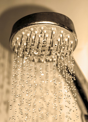 水滴近距离滴从淋浴棕色过滤图片下载