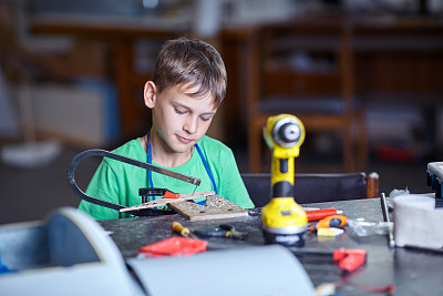 童在车间工作工具图片下载