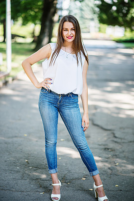一个神奇的年轻模特女孩在一个阳光明媚的日子里摆姿势的特写照片。图片下载